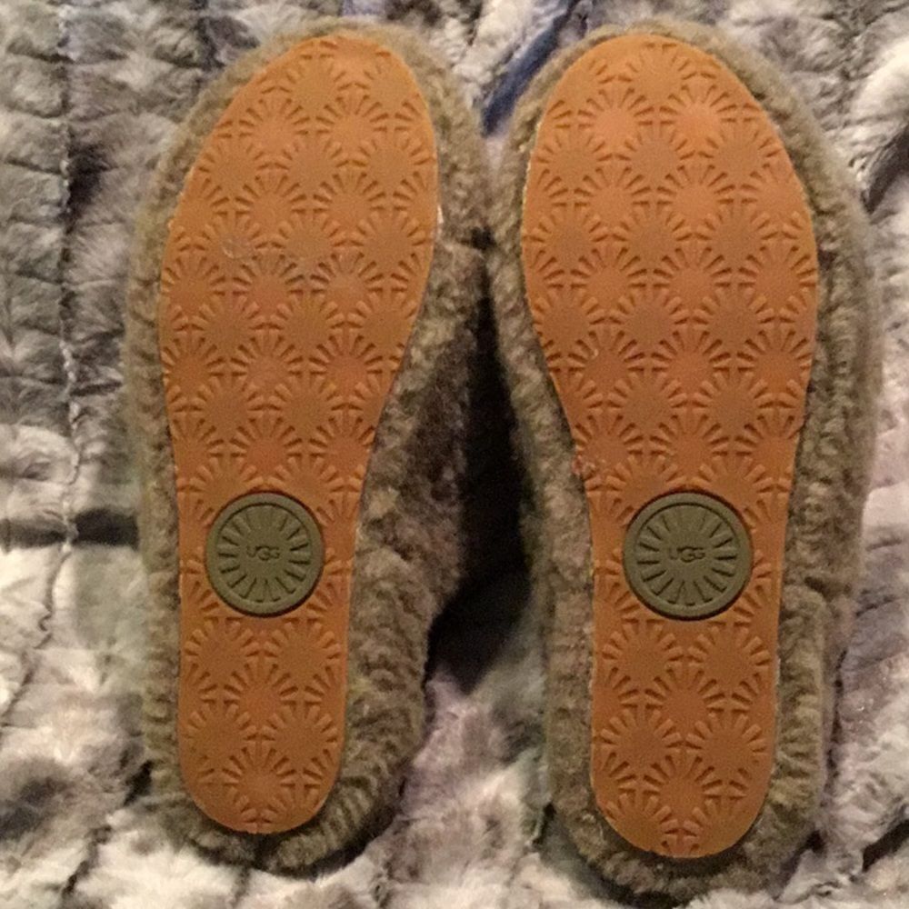 Womens’s Ugg fuzzy slide slippers - Picture 3 of 4